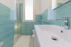 Shower - Equipped with all comforts, it is located on the second floor and consists of one double bedroom and (Capoliveri)