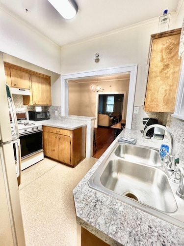 Shreveport's Perfect Place, Duplex, King Bed