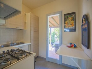 Een koelkast, een oven