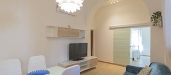 It is located on the second floor of a characteristic building in the historic center, in a really c