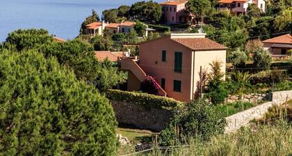 It consists of a large living room with kitchenette, a double bedroom, a twin bedroom and a single b