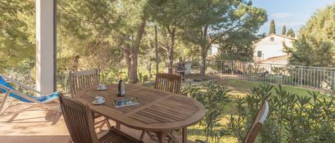 تناول الطعام بالخارج