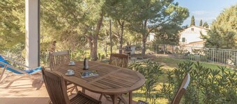 It consists of a large living room with kitchenette, a double bedroom, a twin bedroom and a single b