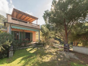 Terrace/patio - It consists of a large living room with kitchenette, a double bedroom, a twin bedroom and a single b (Marciana)