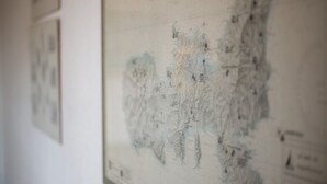 Un plan architectural détaillé ou une maquette affichée sur un mur.