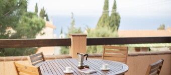 E' composto da un ampio soggiorno con angolo cottura, una camera matrimoniale, una camera doppia e u