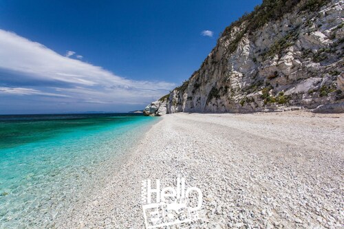 In a strategic position, in the immediate vicinity of the historic center and the Ghiaie beach, we o