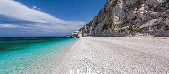 In a strategic position, in the immediate vicinity of the historic center and the Ghiaie beach, we o