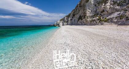 In a strategic position, in the immediate vicinity of the historic center and the Ghiaie beach, we o