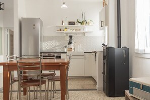 Fridge, oven - Discover Il Gabbiano Apartment, the ideal solution for your holiday in Portoferraio. Located in a ch (Portoferraio)