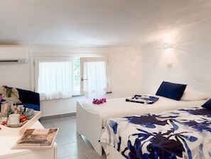 Ein Schlafzimmer mit Bett, Schreibtisch, Stuhl und Fenster.