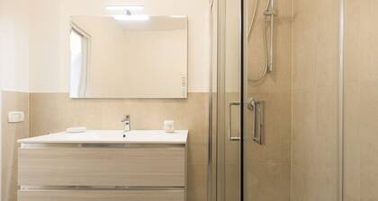Located on the ground floor and with separate entrance consists of a kitchen and a living room with