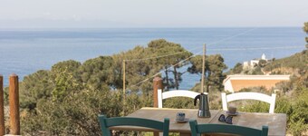 It consists of a living room with kitchenette, a double bedroom and bathroom with shower box.