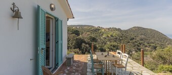 It consists of a living room with kitchenette, a double bedroom and bathroom with shower box.