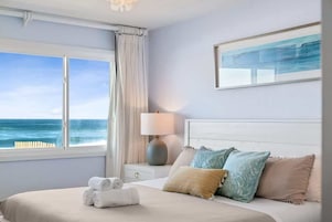3 habitaciones, tabla de planchar con plancha y muebles diferentes 