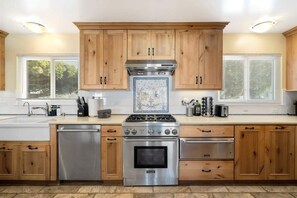 Casa (3 Bedrooms) | Cocina privada | Microondas, horno, parrilla de estufa y lavavajillas