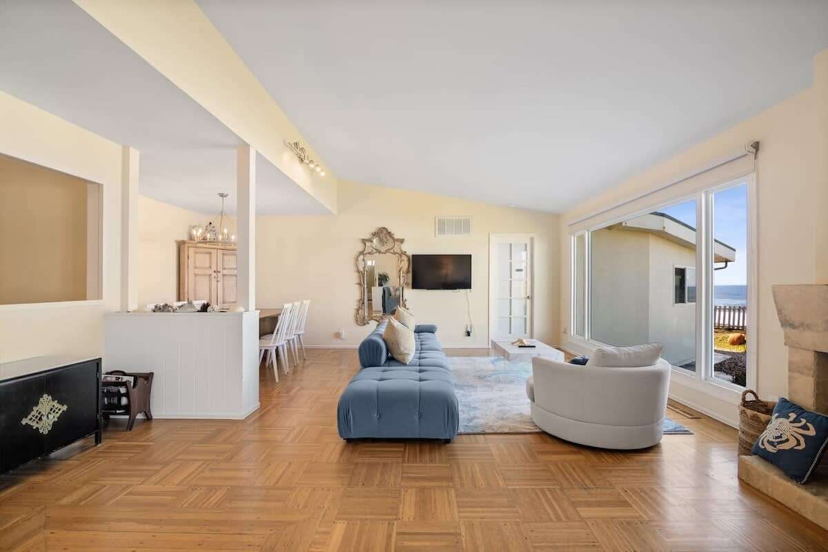 House (3 Bedrooms) | Living room | 43-inch flat-screen TV with cable channels