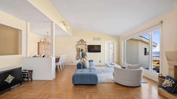 House (3 Bedrooms) | Living room | 43-inch flat-screen TV with cable channels