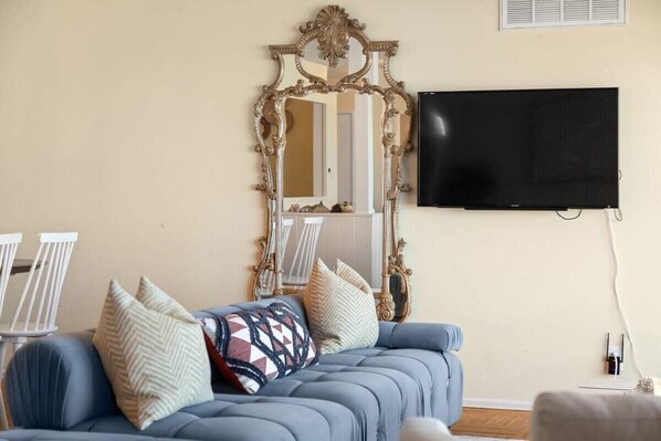 Casa (3 Bedrooms) | Área de sala de estar | Televisión de pantalla plana de 43 pulgadas con canales por cable