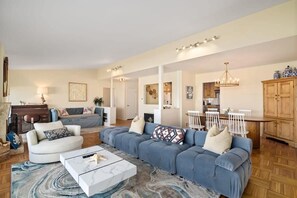 Ferienhaus, Meerblick, Meerseite (3 Bedrooms) | Wohnzimmer | 43-Zoll-Flachbildfernseher mit Kabelempfang