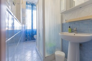 Shower - Immerse yourself in the vibrant atmosphere of Portoferraio with Casa Azzurra, a flat tastefully furn (Portoferraio)