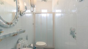A bathroom with a toilet, sink, and shower. - This beautiful and spacious apartment in Rio Marina offers all the comforts for your holiday on Elba (Rio Marina)
