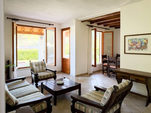 This charming detached cottage is the ideal place for those who want to spend a relaxing holiday sur
