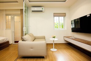 スタンダード アパートメント 1 ベッドルーム | リビング エリア | 55 インチのスマートテレビ (デジタル放送視聴可)