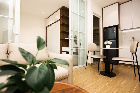 Premium-Apartment, 1 Schlafzimmer, Balkon | Wohnzimmer | 55-Zoll-Smart-TV mit Digitalempfang