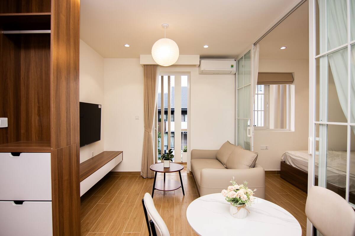 プレミアム アパートメント 1 ベッドルーム バルコニー | 高級寝具、テンピュール、デスク、ノートパソコン用作業スペース