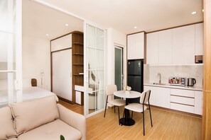 プレミアム アパートメント 1 ベッドルーム バルコニー | 高級寝具、テンピュール、デスク、ノートパソコン用作業スペース