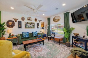 TV - The Blue Prairie Cottage (Lawton)