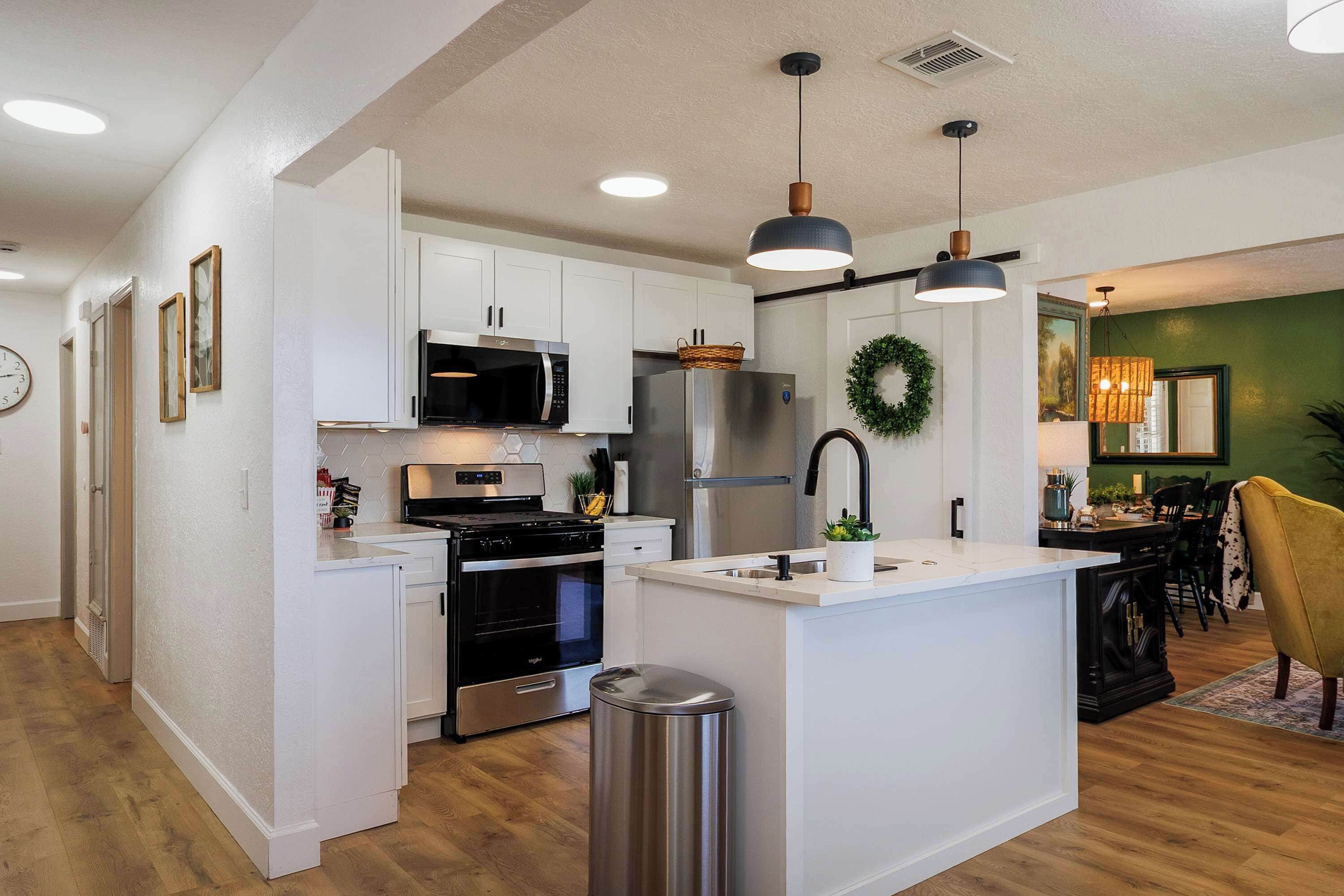 Kjøleskap, mikrobølgeovn, kokeplater og oppvaskmaskin