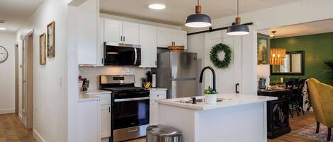 Geladeira, micro-ondas, cooktop, lava-louças