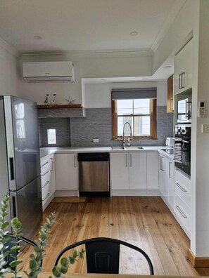 冷蔵庫、電子レンジ、オーブン、コンロ