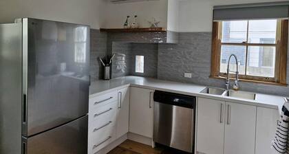 Seabreeze cottage full kitchen sleeps 6 heating and cooling and log fire