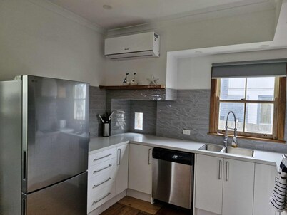 Seabreeze cottage full kitchen sleeps 6 heating and cooling and log fire