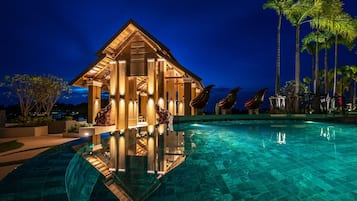 4 outdoor pools, free cabanas, pool umbrellas