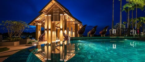 4 outdoor pools, free pool cabanas, pool umbrellas