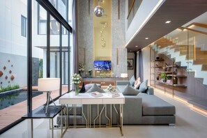 Villa, 4 chambres, vue sur la piscine | Aire de séjour | Téléviseur connecté de 42 po avec télévision numérique, Netflix