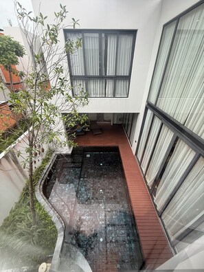 3 piscinas externas, barracas de cortesia, guarda-sóis