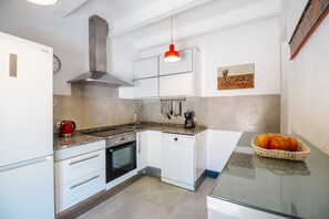 ثلاجة، ميكروويف، فرن، غسالة أطباق