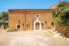 المنشأة من الخارج