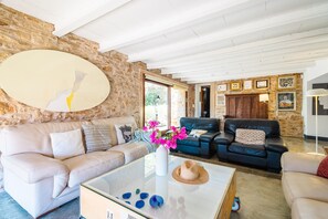 TV, fireplace - Can Pessal mountain holiday house with private pool near Es Carritx Mallorca (Felanitx)