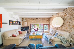 TV, fireplace - Can Pessal mountain holiday house with private pool near Es Carritx Mallorca (Felanitx)