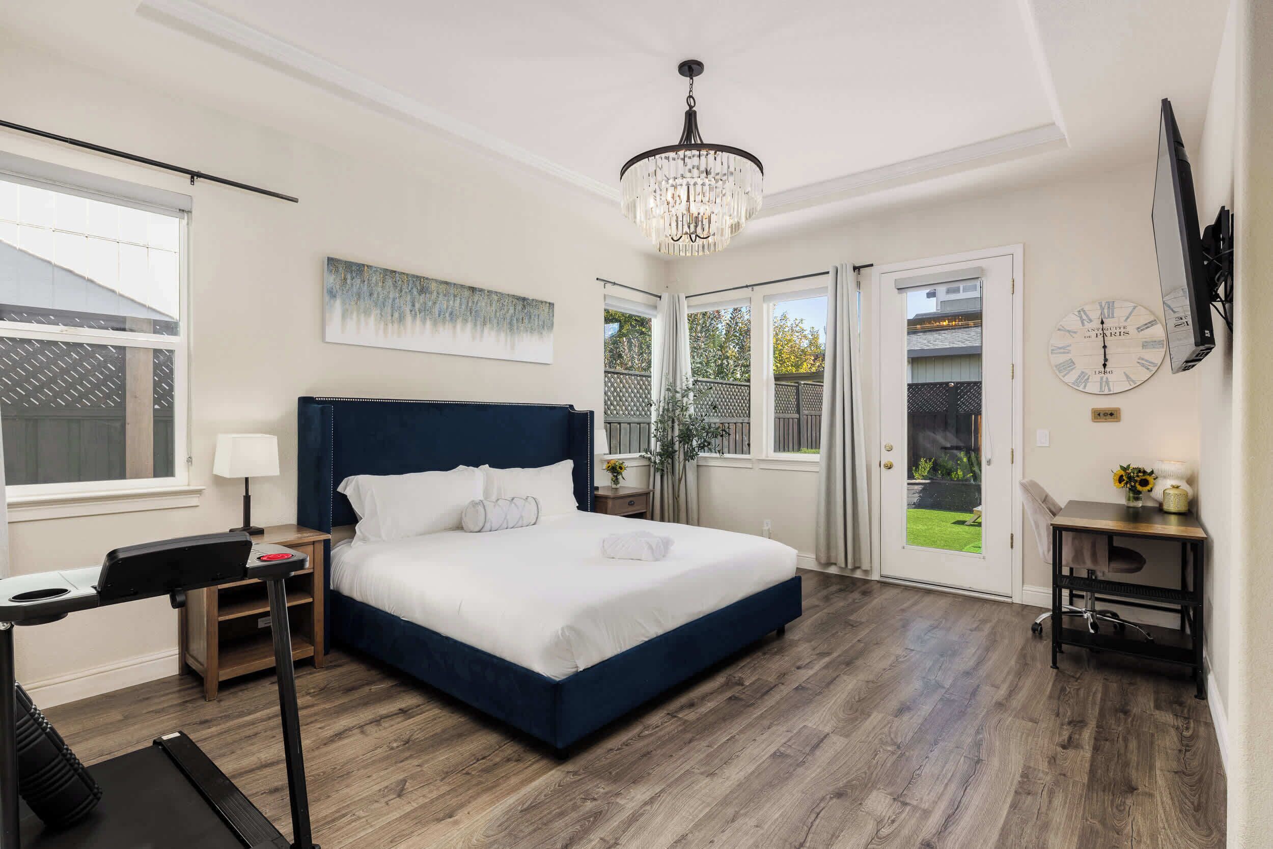 3 makuuhuonetta, työpöytä, silitysrauta/-lauta, vauvan matkasänky