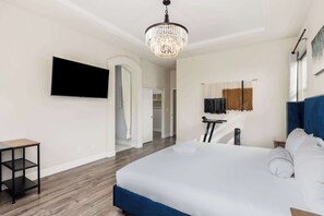 3 habitaciones, escritorio y tabla de planchar con plancha