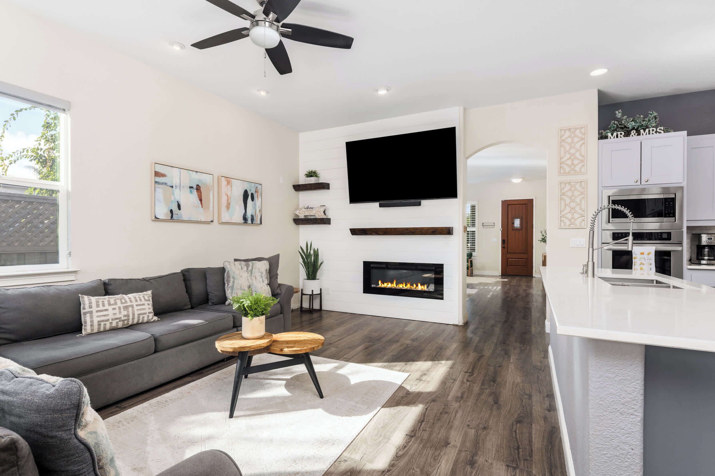 TV, livros, escritórios