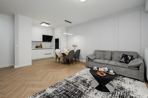 Apartamento, balcón | Zona de estar | Una televisión de pantalla plana