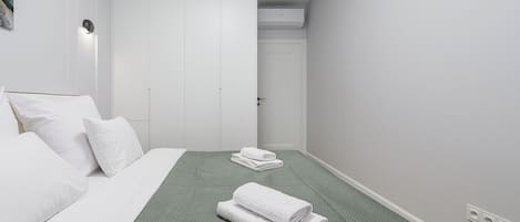 Appartement, balcon | SystĂšme dâinsonorisation, fer et planche Ă repasser